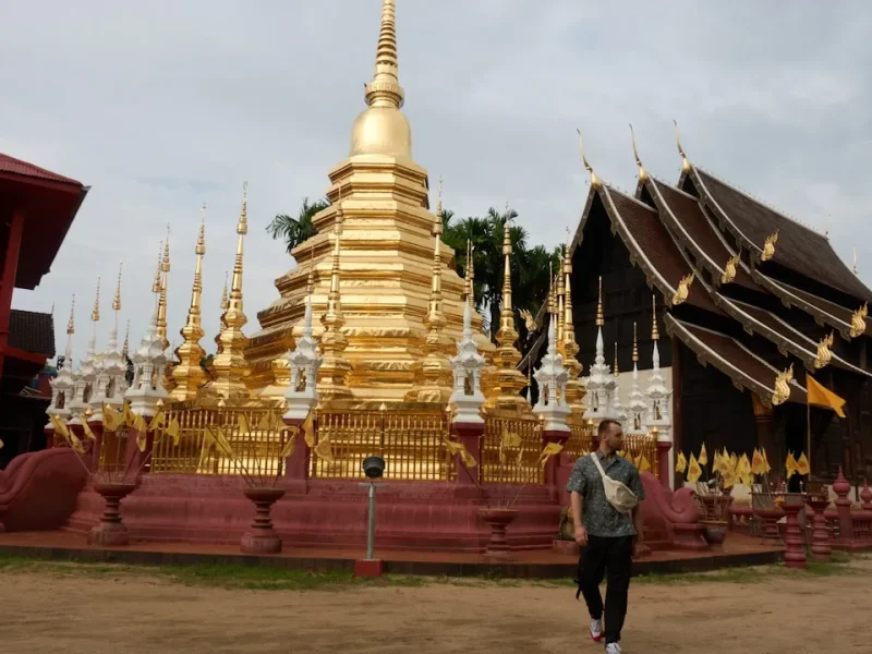 kham pha hanh trinh song ao uc qua lang kinh phat giao