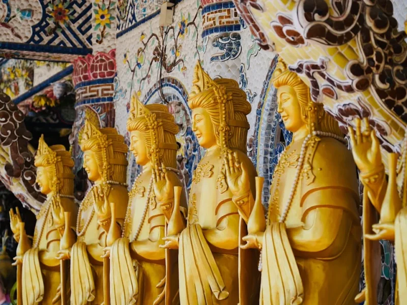 kham pha tam linh qua nhung lan i chua cua nguoi viet